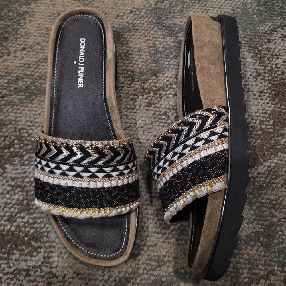 Brand New Donald J pilner Sandals
